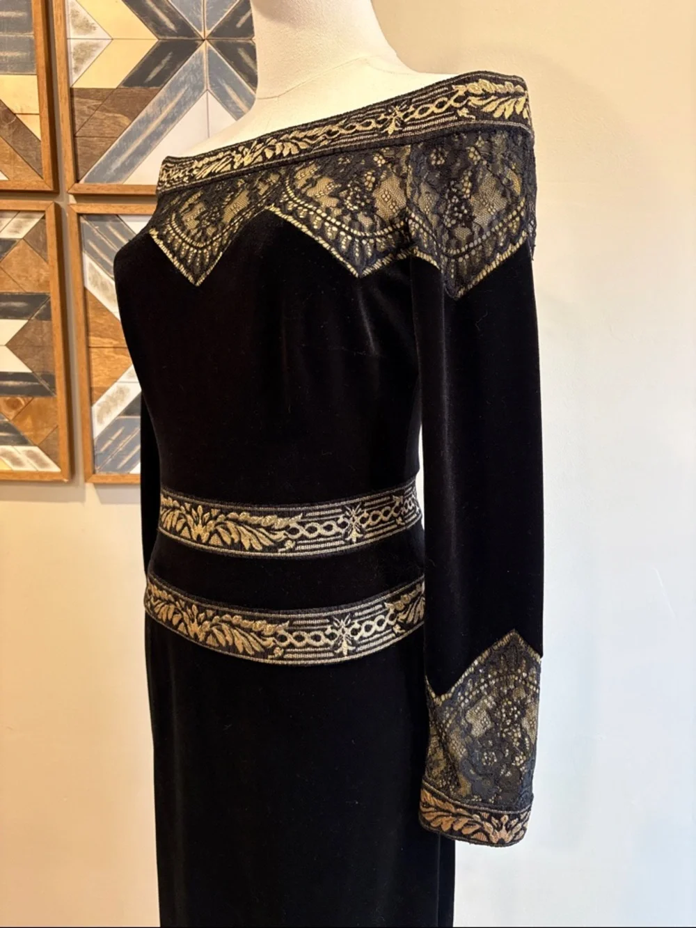 Tadashi Shoji Black Velvet Lace Long Sleeve Off-Shoulder Dress size 0 - Picture 4 of 12